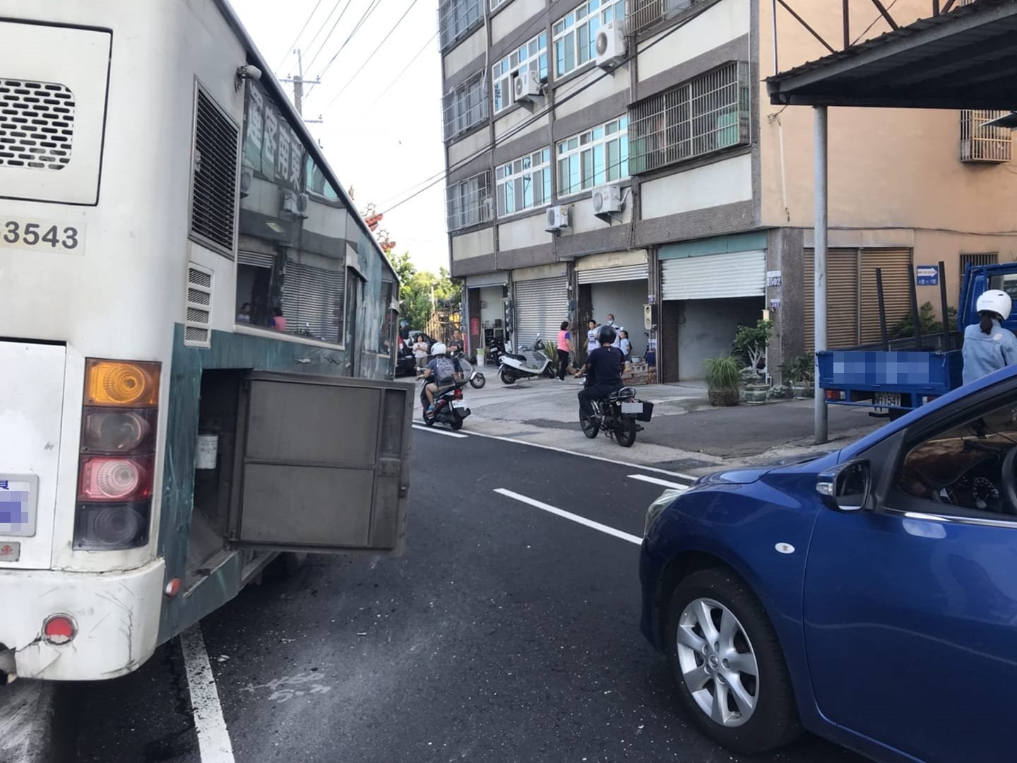 台中公車狂叭4秒衝過分隔島！母接小孩「天啊」　網讚：老司機。（圖／翻攝爆料公社）