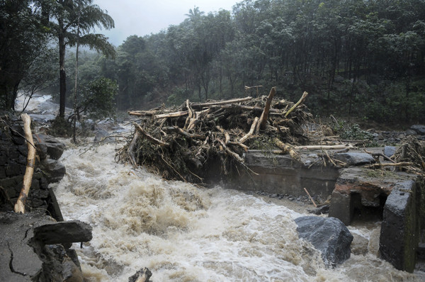 ▲▼印度南部喀拉拉邦連日豪雨，引發百年來最嚴重水災。（圖／達志影像／美聯社）