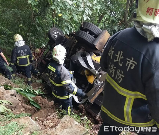 ▲▼警消快速到場順利救出受困司機。（圖／記者張君豪翻攝）