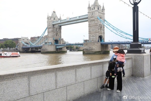 ▲▼孫儷帶兒女到倫敦旅行，拍照被孩子纏住。（圖／翻攝自微博／孫儷）