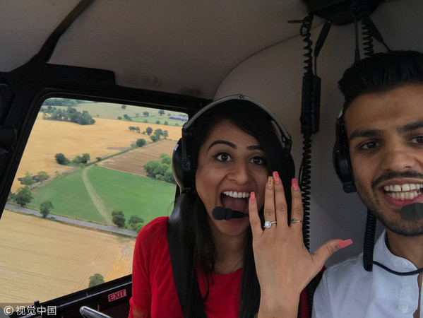 ▲▼ 英國男子班諾特（Varun Bhanot）自製求婚麥田圈，給了女友賽絲（Anisha Seth）驚喜。（圖／CFP）