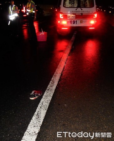 ▲▼男子在西濱快速道路上下車撇尿，結果逆向走快車道遭2車撞死。（圖／記者李忠憲翻攝）