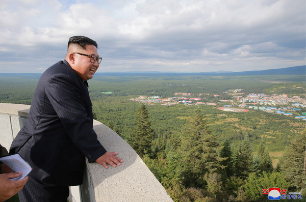 ▲▼北韓領導人金正恩視察三池淵郡。（圖／路透社）