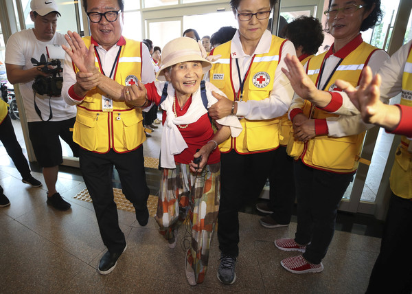 ▲▼ 2018年8月19日，南韓高齡92歲的Lee Geum-seom在紅十字官員的幫助下，抵達江原道束草市。。（圖／達志影像／美聯社）