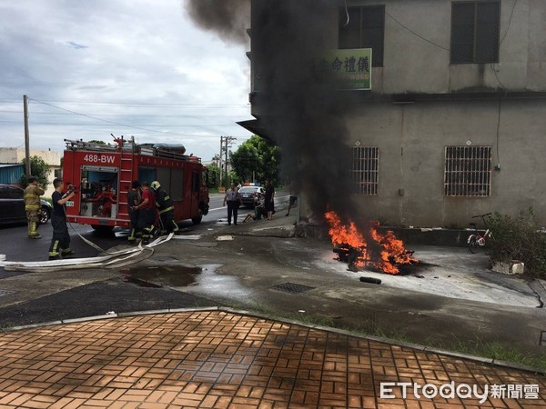 ▲▼機車火警現場濃濃黑煙不斷竄出。（圖／記者宋德威翻攝，下同）