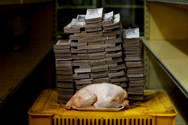▲▼委內瑞拉通貨膨脹，一隻2.4公斤的雞售價是1460萬玻利瓦爾，相當於2.2美元。（圖／路透）
