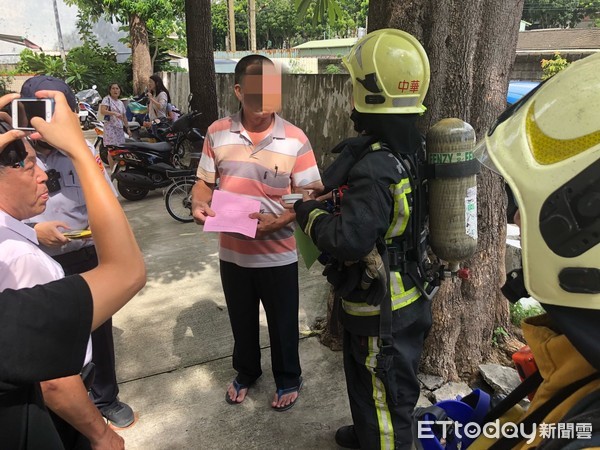 ▲▼正妹女警消柔勸導，屋主直誇讚。（圖／記者宋德威攝，下同）