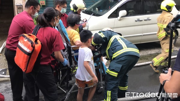 ▲▼台北市西藏路火警，一名老婦人逃下樓腳扭傷。（圖／記者黃彥傑攝）