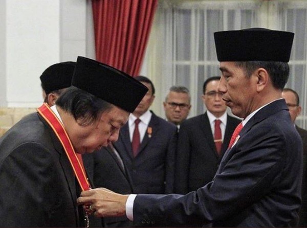 ▲▼ 華裔商人翁俊民（Ang Tjoen Ming）獲頒印尼總統佐科威（Joko Widodo）頒發「國家英雄大兒女勳章」。（圖／翻攝自推特／@UNHCRIndo）