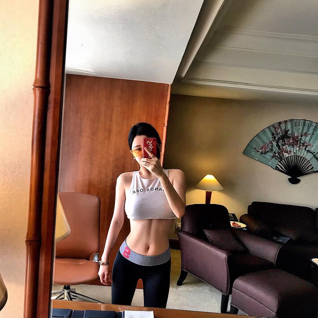 ▲Yumi上傳腹肌練成的辣照，讓網友驚艷。（圖／翻攝自Yumi的Instagram）