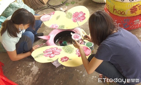 ▲ 志工團隊帶領小朋友們將回收廢棄輪胎巧用構思美化當地社區周邊環境。（圖／潘忠政提供）