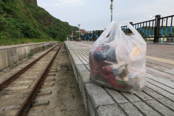 八斗子火車站撿垃圾，民眾下鐵軌看到一坨人大便。（圖／翻攝自爆料公社）