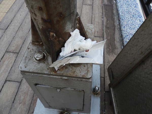八斗子火車站撿垃圾，民眾下鐵軌看到一坨人大便。（圖／翻攝自爆料公社）