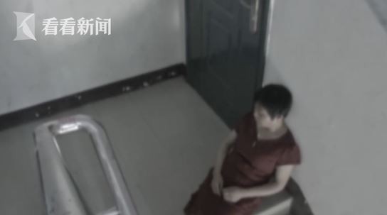 偏心母堵門8小時，逼女兒幫異父弟還巨債。（圖／翻攝自微博／看看新聞）