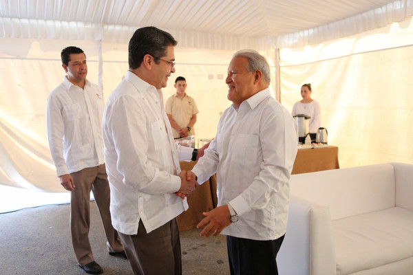 ▲▼薩爾瓦多總統薩爾瓦多·桑切斯·塞倫（Salvador Sánchez Cerén，右）。（圖／路透社）
