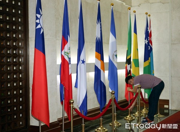 ▲▼ 外交部薩爾瓦多斷交記者會， 薩爾瓦多國旗已撤離，工作人員正在整理旗架。（圖／記者屠惠剛攝）