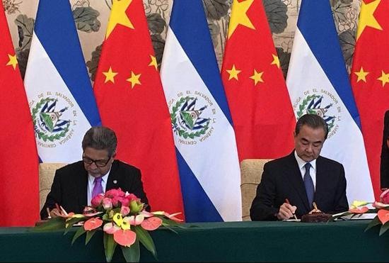 ▲▼中國大陸與薩爾瓦多兩國外長簽署建交聯合公報。（圖／翻攝新華網）
