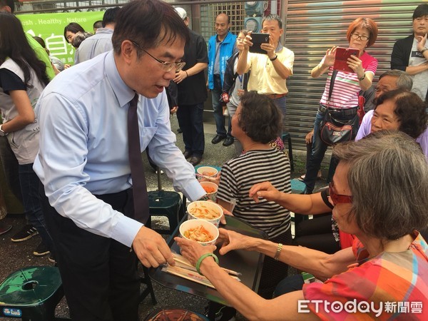 ▲民進黨台南市長參選人黃偉哲捐贈關廟麵給長期從事社區服務的酵母關懷協進會。（圖／黃偉哲提供，下同）