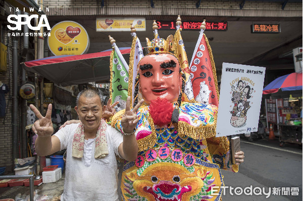 ▲動保三太子走進鄉間，「與神同行」揚動保觀念。（圖／台灣防止動物虐待協會提供）