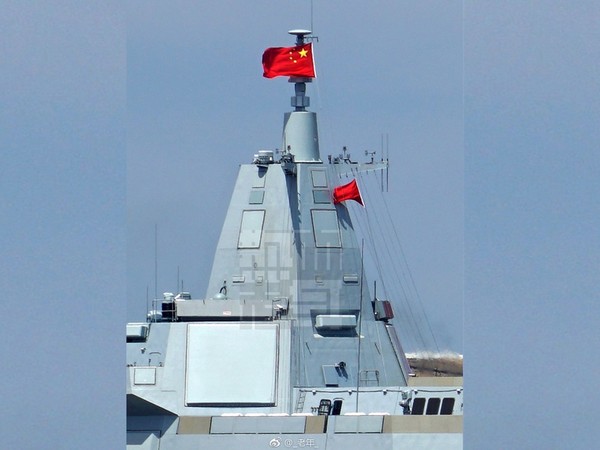 055型萬噸級驅逐艦桅桿後方掛上國際信號旗標準中的「B字紅色燕尾旗」，顯示該艦正開始裝載艦用燃油，即將進行首次的出海試航。（圖／翻攝自新浪軍事）