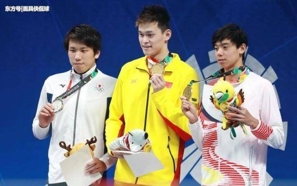 ▲亞運會200公尺自由式頒獎典禮上，孫楊與季新傑分別穿著不同品牌的運動服             。（圖／翻攝大陸網站）
