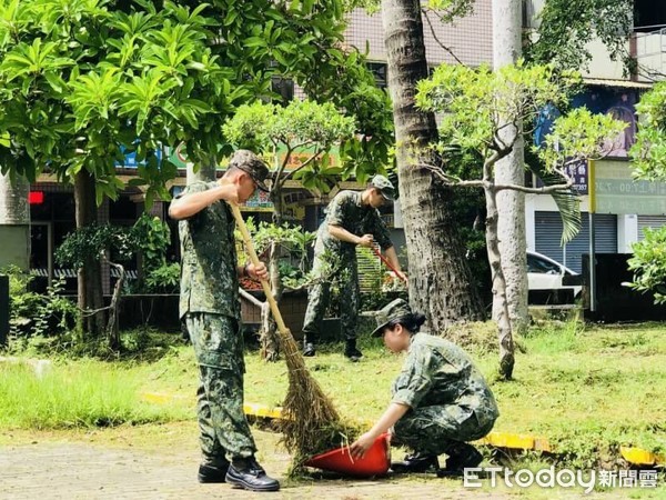 ▲陸軍航空特戰指揮部派出弟兄，前往台南市歸仁國小協助環境打掃，防制登革熱疫情。（圖／軍方提供，下同）