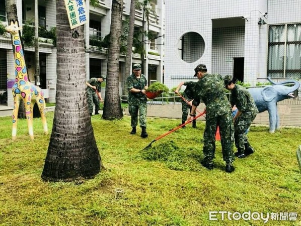 ▲陸軍航空特戰指揮部派出弟兄，前往台南市歸仁國小協助環境打掃，防制登革熱疫情。（圖／軍方提供，下同）