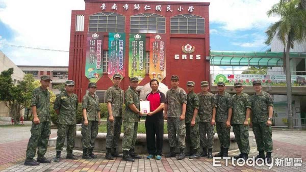 ▲陸軍航空特戰指揮部派出弟兄，前往台南市歸仁國小協助環境打掃，防制登革熱疫情。（圖／軍方提供，下同）