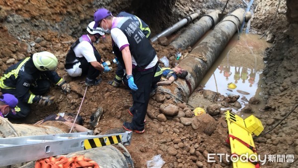 ▲桃園機場園區內傳工安意外，3工人遭活埋不治。（圖／消防局提供）