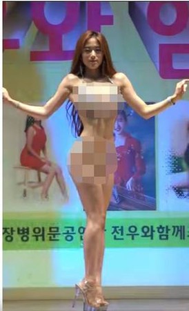 ▲表演艷舞的韓女子身穿性感比基尼，隨着K-Pop節拍不斷扭動近乎全裸的臀部。(圖／翻攝自YouTube)