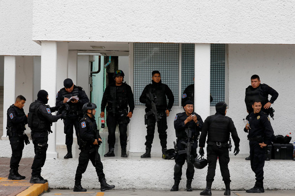 ▲▼墨西哥警察在巡邏準備打擊犯罪團體。（圖／路透）