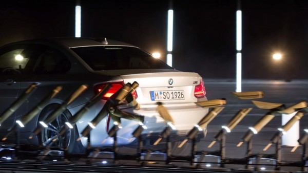 BMW M2 Competition「怪奇」紀錄添一筆　1分鐘狂甩猛砍117根草柱（圖／翻攝自BMW）