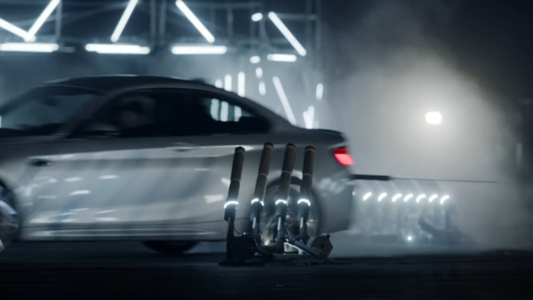 BMW M2 Competition「怪奇」紀錄添一筆　1分鐘狂甩猛砍117根草柱（圖／翻攝自BMW）