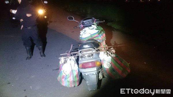 ▲70歲的楊姓男子，在台南市大內區竊取他人的酪梨，因騎機車載滿「戰利品」十分可疑被警方查獲送辦。（圖／記者林悅翻攝，下同）