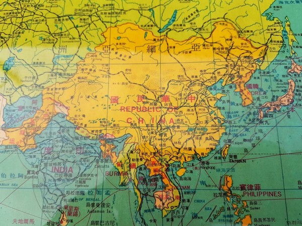 ▲民國75年的木桌印有世界地圖，售價50元。（圖／網友提供）