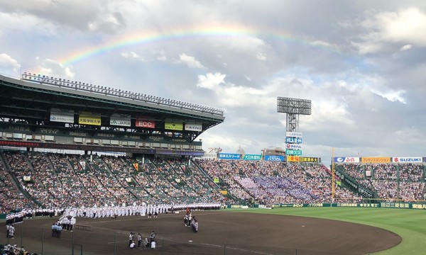▲▼ 甲子園閉幕式時上空出現彩虹，顯圖。（圖／翻攝自Twitter／@mlbcrazy）