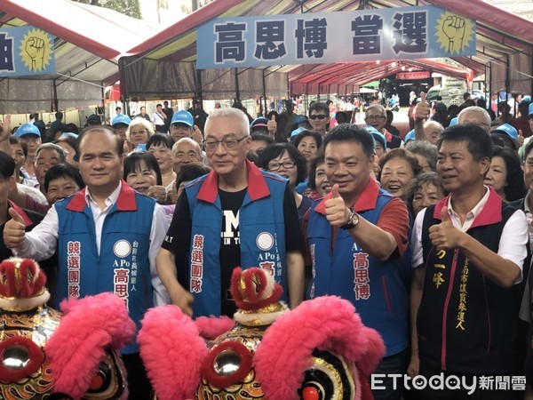 ▲國民黨主席吳敦義陪同台南市長參選人高思博，來到學甲慈濟宮參香祈福。（圖／高思博提供，下同）