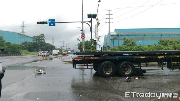 ▲高雄小港區上午發生一起車禍。（圖／記者宋德威翻攝）