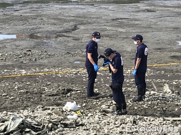 ▲▼永和河堤無頭男屍遭人分屍，四肢全斷。（圖／記者黃彥傑攝）