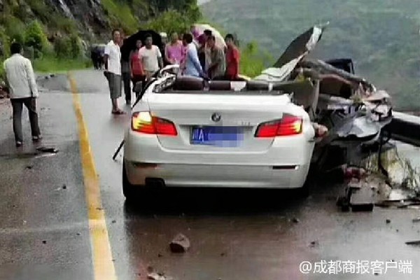 巨石滑落壓扁BMW　車上一家三口當場死亡。（圖／翻攝自大陸成都商報）
