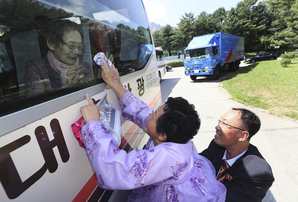 ▲▼89名韓方離散家屬在朝鮮金剛山與親人團聚。（圖／達志影像／美聯社）
