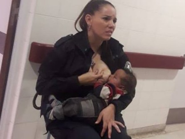 ▲在獲得允許後，阿雅拉毫不猶豫的給這名孩子餵奶他，直到他停止哭泣。(圖／翻攝自臉書@Marcos Heredia)