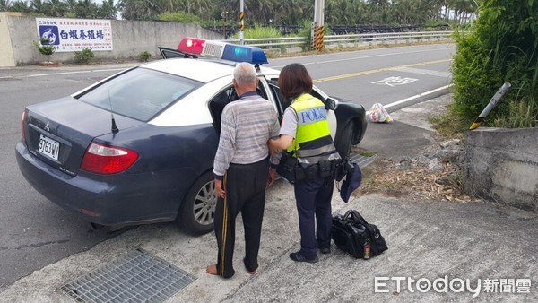 ▲9旬江姓老翁自家中外出後失蹤2天後，在海邊產業道路林投樹下草叢旁被尋獲，對失蹤2天所發生的事，一問三不知。（圖／台東縣警察局提供，下同）