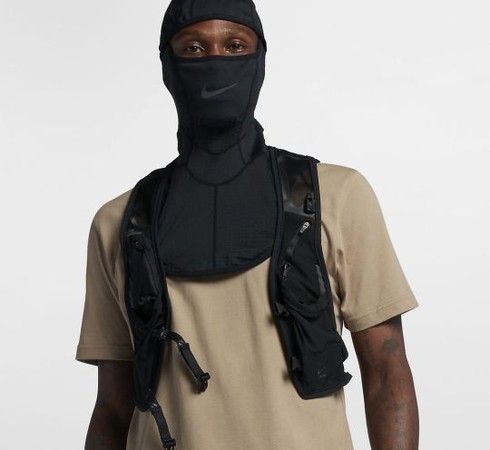 ▲Nike推出的蒙面頭套，被轟有鼓吹黑幫暴力文化之嫌。(圖／翻攝自Nike官網)