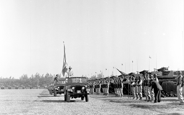 ▼1959年12月9日參謀總長彭孟緝代表三軍統帥校閱陸戰官兵，並親頒作戰最高榮譽老虎旗給LVT部隊。（圖／取自陸戰隊期刊）