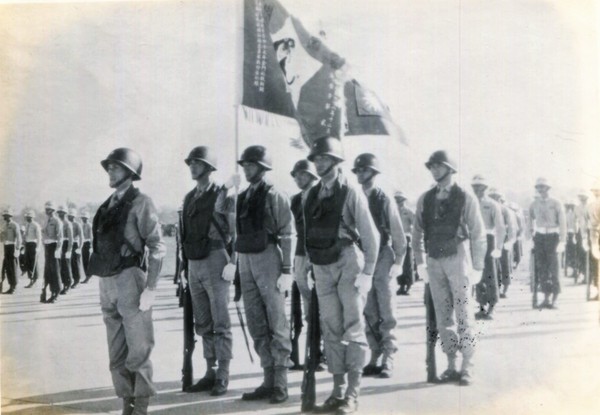▼1959年12月9日參謀總長彭孟緝代表三軍統帥校閱陸戰官兵，並親頒作戰最高榮譽老虎旗給LVT部隊。（圖／取自陸戰隊期刊）