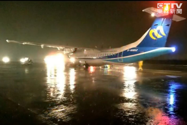 ▲▼華信航空ATR今晚降落時衝出跑道　台中機場暫關閉 。（圖／東森新聞） 