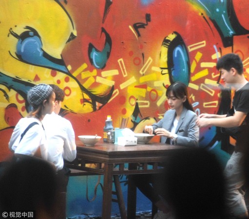 ▲▼Angelababy被拍到，在上海一間路邊攤吃麵。（圖／CFP）