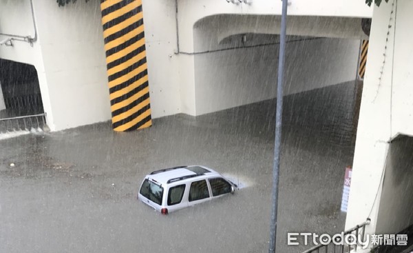 ▲▼   台南暴雨淹水          。（圖／記者林悅翻攝）