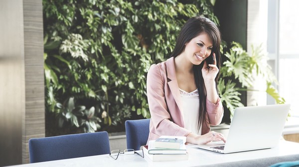 ▲事業,工作,上班族,成功的女人,講電話,用電腦。（圖／取自免費圖庫Pixabay）